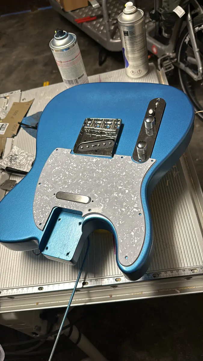 Atelier luthier — détail fabrication guitare
